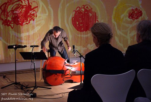 Bruno Chevillon mit Neumann Mikrofon beim Kulturkontor München